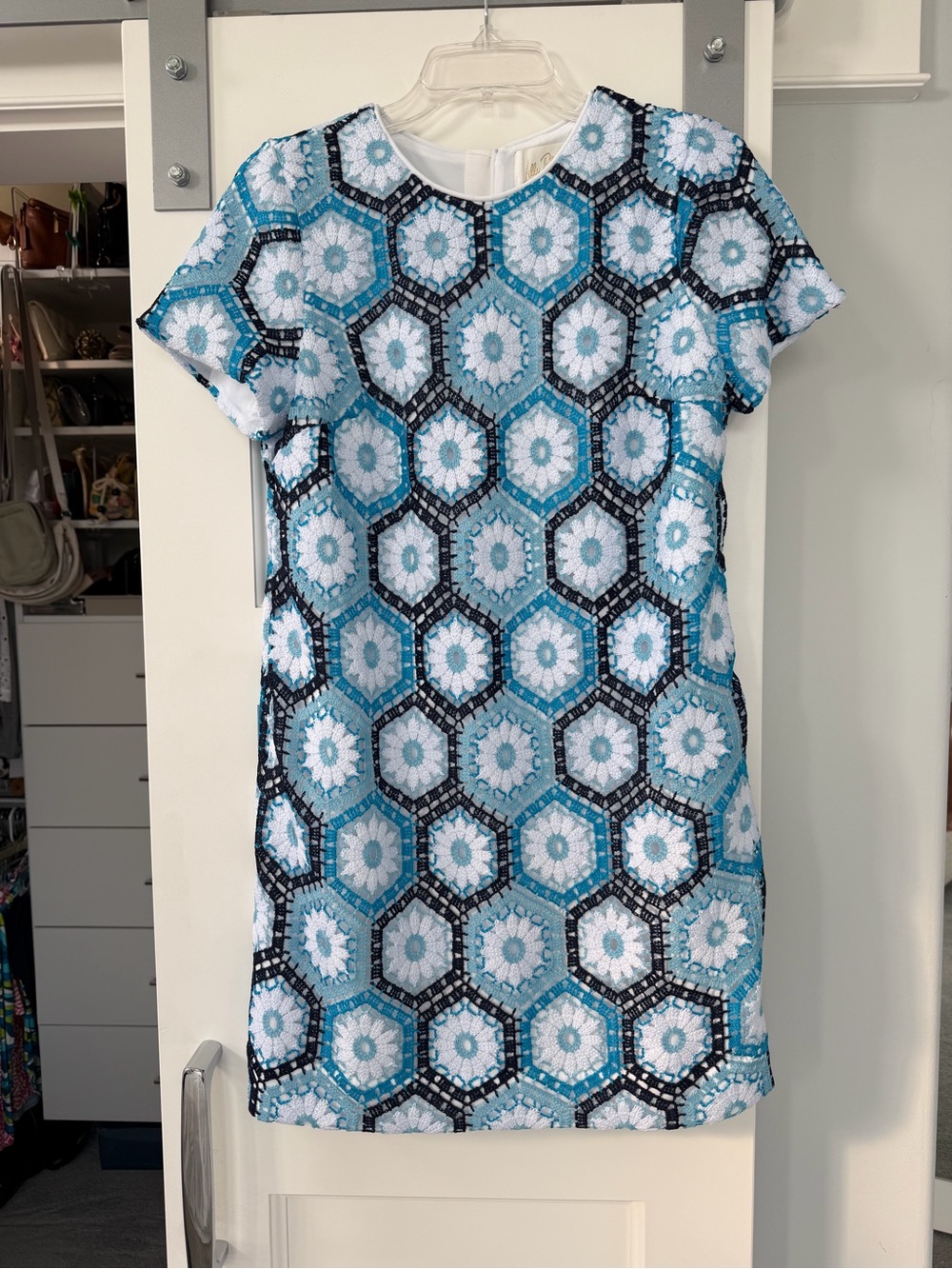 NWT Lilly Pulitzer Leyla Turq & White Hex Print Short-Sleeve Shift Dress, size 6